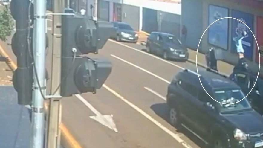 Novas imagens revelam outro ângulo de acidente que deixou motociclista ferido no Centro de Cascavel