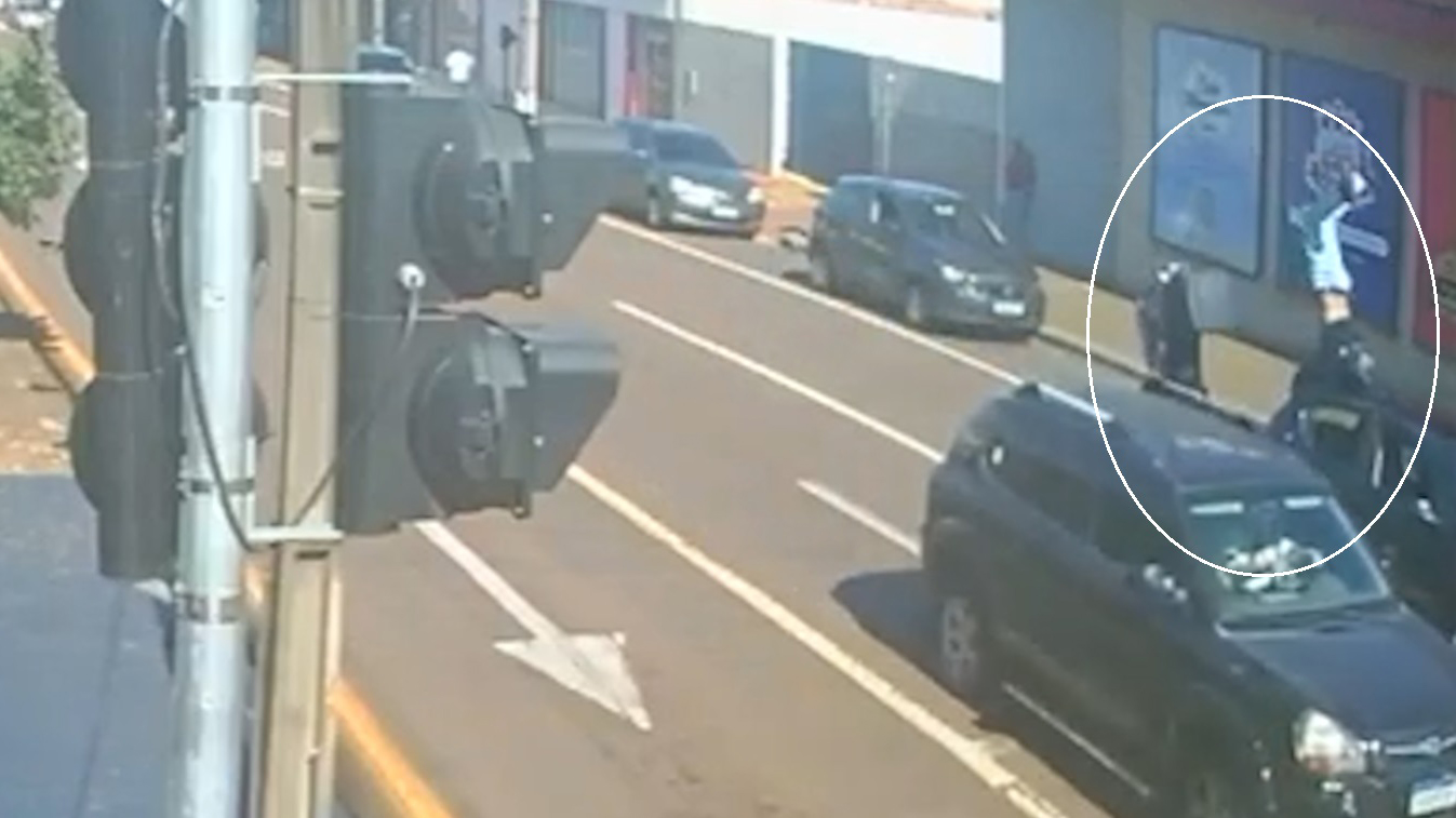 Novas imagens revelam outro ângulo de acidente que deixou motociclista ferido no Centro de Cascavel Novas imagens revelam outro ângulo de acidente que deixou motociclista ferido no Centro de Cascavel