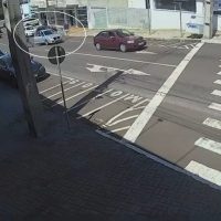 Criminosos disparam, rendem motorista e roubam carro à luz do dia em Cascavel Imagem referente a Criminosos disparam, rendem motorista e roubam carro à luz do dia em Cascavel