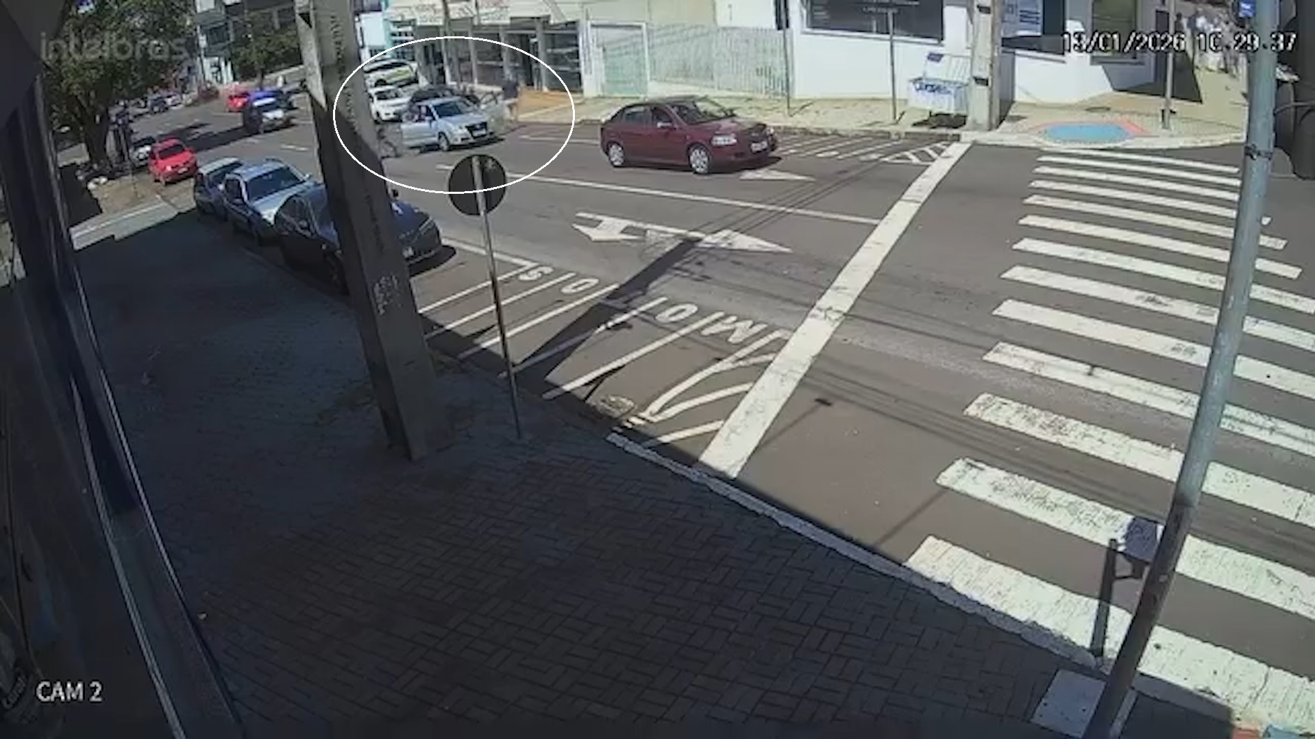Criminosos disparam, rendem motorista e roubam carro à luz do dia em Cascavel Criminosos disparam, rendem motorista e roubam carro à luz do dia em Cascavel