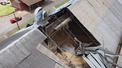 Imagens aéreas mostram danos provocados por explosão em empresa de Cascavel Imagens aéreas mostram danos provocados por explosão em empresa de Cascavel