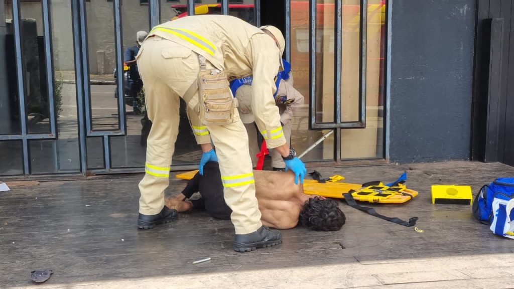 Siate socorre homem que teria caído ao tentar acessar cabos de energia no Centro de Cascavel