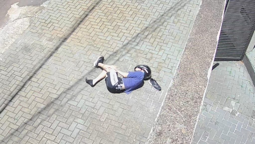 Câmera no bairro Universitário mostra motociclista no instante da queda que causou ferimentos graves na perna
