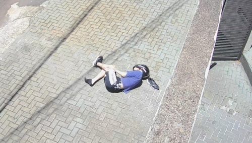Câmera no bairro Universitário mostra motociclista no instante da queda que causou ferimentos graves na perna Câmera no bairro Universitário mostra motociclista no instante da queda que causou ferimentos graves na perna