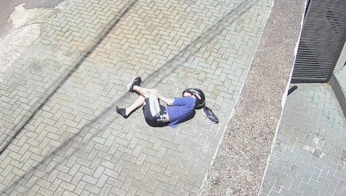 Câmera no bairro Universitário mostra motociclista no instante da queda que causou ferimentos graves na perna