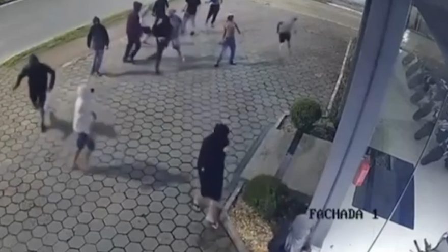 Arrastão em concessionária termina com 12 motos furtadas