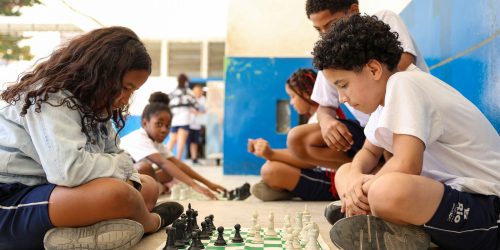 MEC fará pesquisa sobre impacto da restrição de celular nas escolas Imagem referente a MEC fará pesquisa sobre impacto da restrição de celular nas escolas