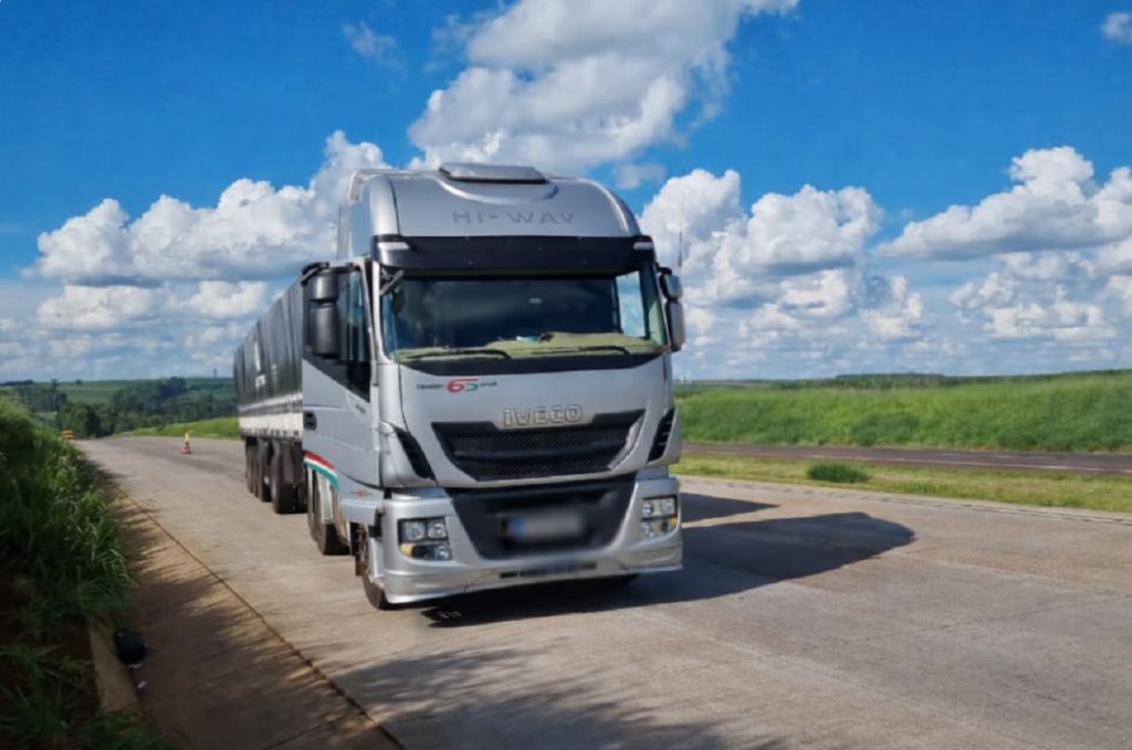Problema mecânico deixa caminhão parado no meio da pista do Contorno Oeste em Cascavel