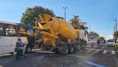 Imagem referente a Motorista com caminhão betoneira aberto deixa rastro de sujeira e prejuízo em Cascavel
