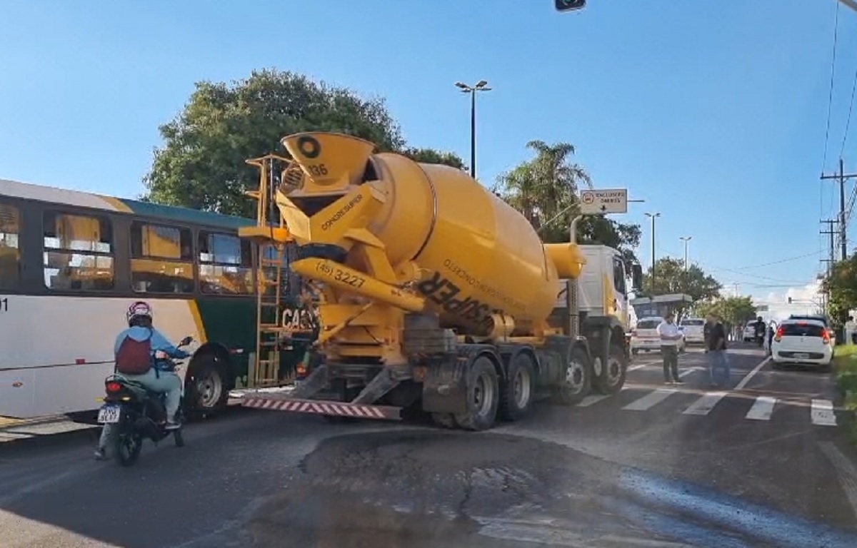 Motorista com caminhão betoneira aberto deixa rastro de sujeira e prejuízo em Cascavel Motorista com caminhão betoneira aberto deixa rastro de sujeira e prejuízo em Cascavel