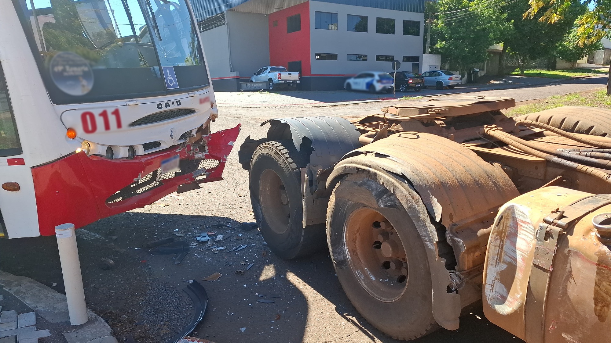 Caminhão e ônibus batem em cruzamento no Bairro Cataratas Caminhão e ônibus batem em cruzamento no Bairro Cataratas