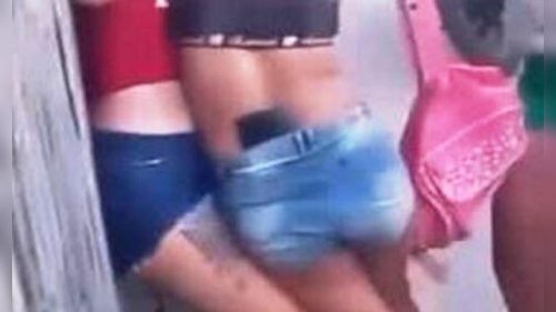 Irmãs saem no tapa por causa de lata de cerveja na geladeira e acabam apanhando da mãe Irmãs saem no tapa por causa de lata de cerveja na geladeira e acabam apanhando da mãe