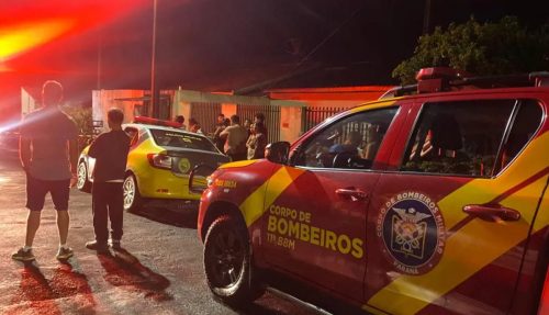 Casa pega fogo e mobiliza equipes do Corpo de Bombeiros de Apucarana Casa pega fogo e mobiliza equipes do Corpo de Bombeiros de Apucarana