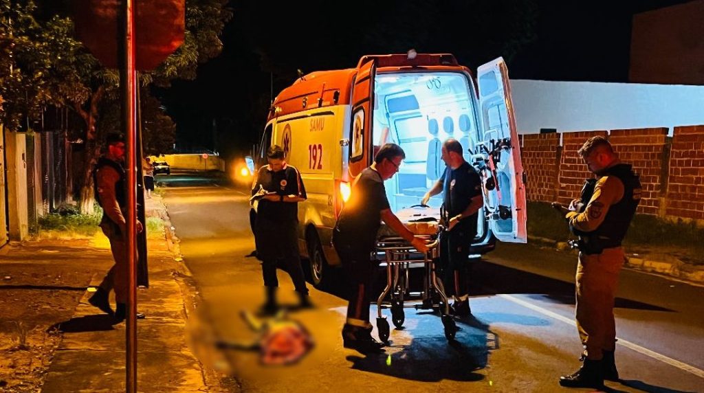 Achado de cadáver mobiliza SAMU e Polícia Militar em avenida de Foz do Iguaçu Achado de cadáver mobiliza SAMU e Polícia Militar em avenida de Foz do Iguaçu