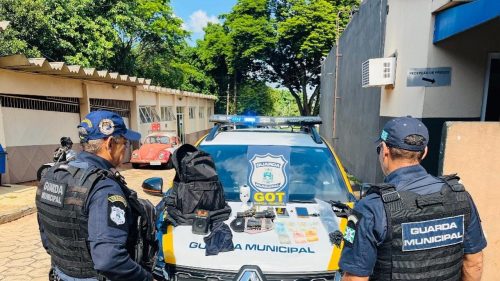 Guarda salva servidor trancado no banheiro e prende trio armado em assalto Guarda salva servidor trancado no banheiro e prende trio armado em assalto