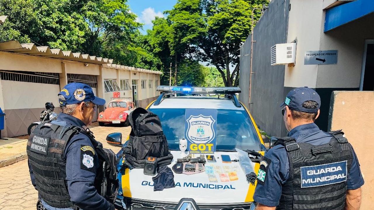 Guarda salva servidor trancado no banheiro e prende trio armado em assalto Guarda salva servidor trancado no banheiro e prende trio armado em assalto