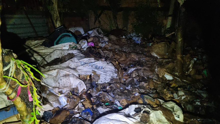 Incêndio destrói material reciclável e causa prejuízo a família no bairro Universitário