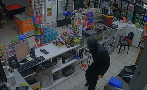 Roubo violento em distribuidora termina com prisão e bandido foragido