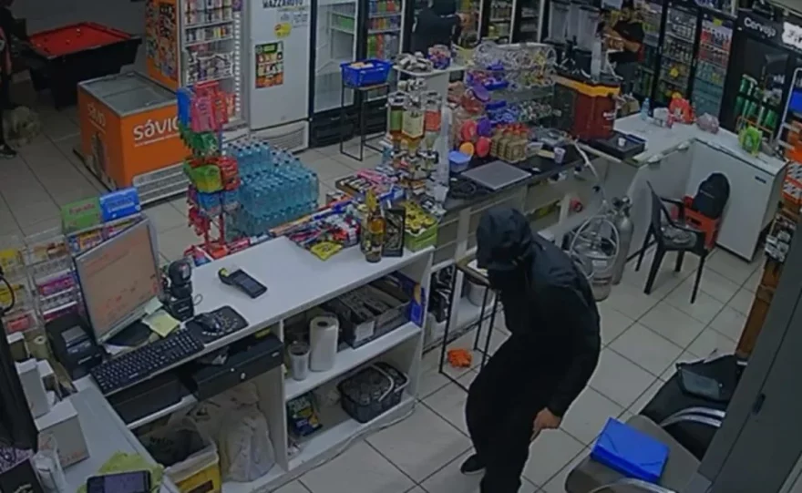 Roubo violento em distribuidora termina com prisão e bandido foragido