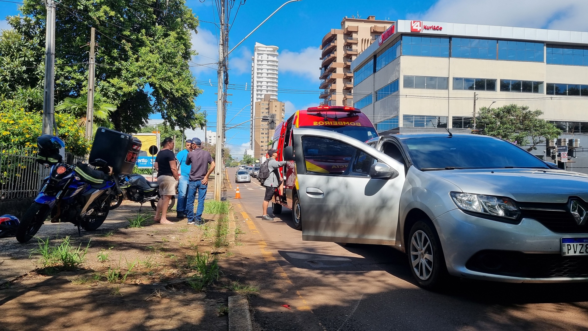 Moto e Sandero se envolvem em colisão no Centro de Cascavel Moto e Sandero se envolvem em colisão no Centro de Cascavel