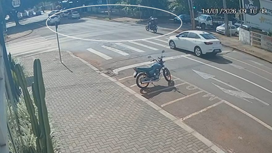 Câmeras registram colisão traseira entre carro e moto no Centro de Cascavel