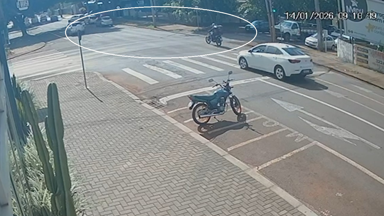 Câmeras registram colisão traseira entre carro e moto no Centro de Cascavel Câmeras registram colisão traseira entre carro e moto no Centro de Cascavel