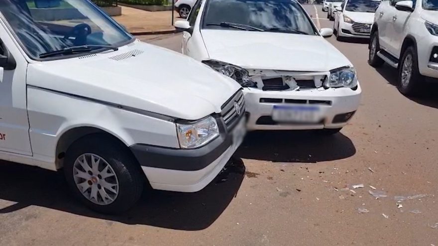 Palio e Uno batem em esquina de Cascavel minutos após atropelamento de idoso