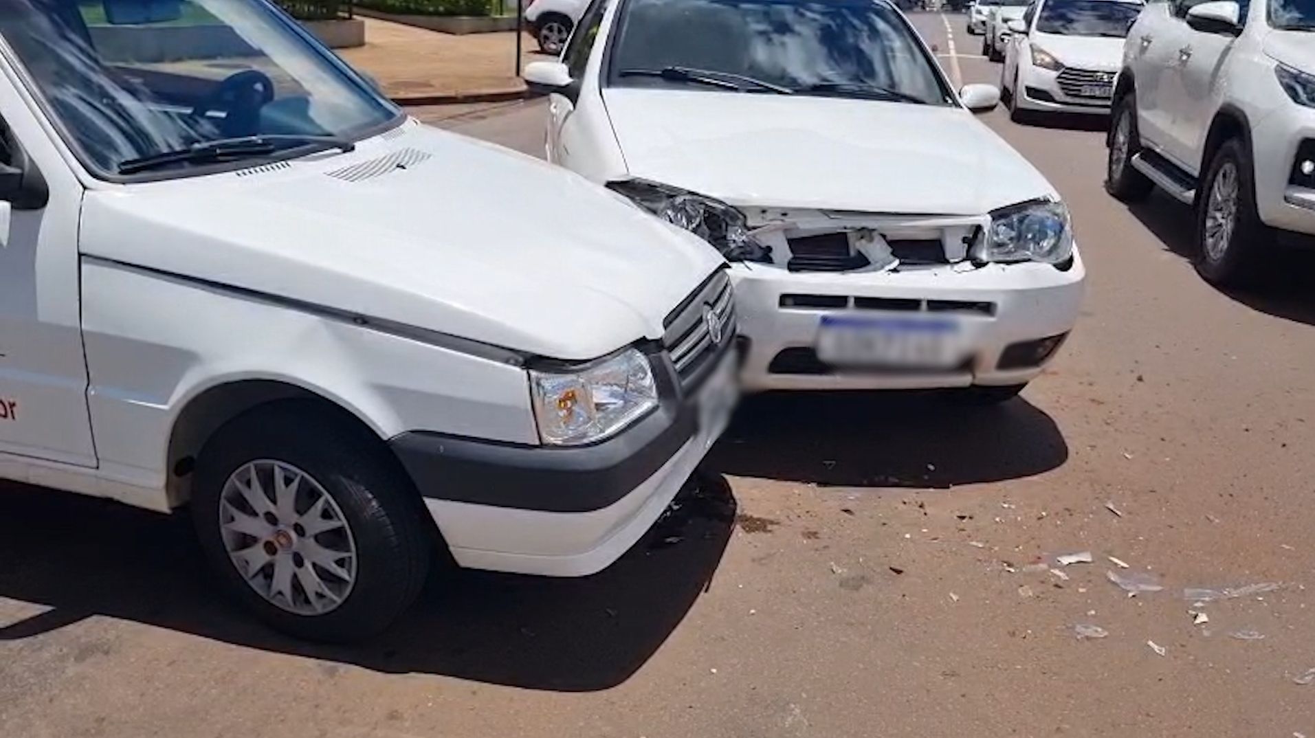 Palio e Uno batem em esquina de Cascavel minutos após atropelamento de idoso