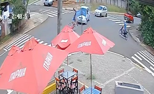 Vídeo mostra moto ultrapassando e batendo em carro que fazia conversão à esquerda