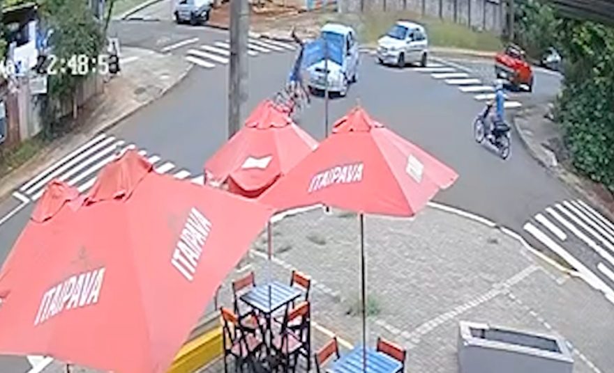 Vídeo mostra moto ultrapassando e batendo em carro que fazia conversão à esquerda