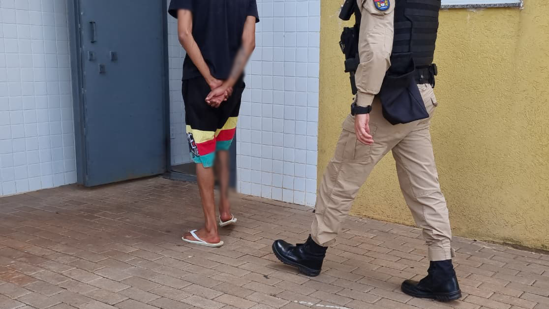 Jovem é preso após agredir ex-companheira e tentar empurrá-la de escada em Cascavel