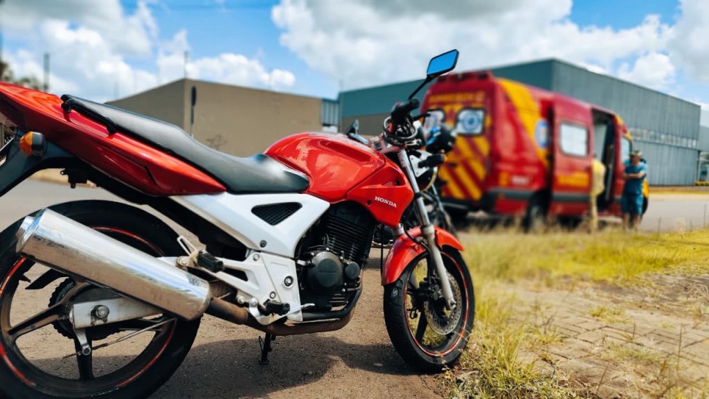 Motociclista fica ferido em acidente contra carro no bairro Pacaembu em Cascavel