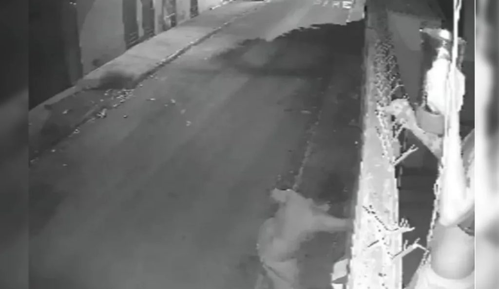 Homem é queimado com água quente após tentar invadir casa de vizinha Homem é queimado com água quente após tentar invadir casa de vizinha
