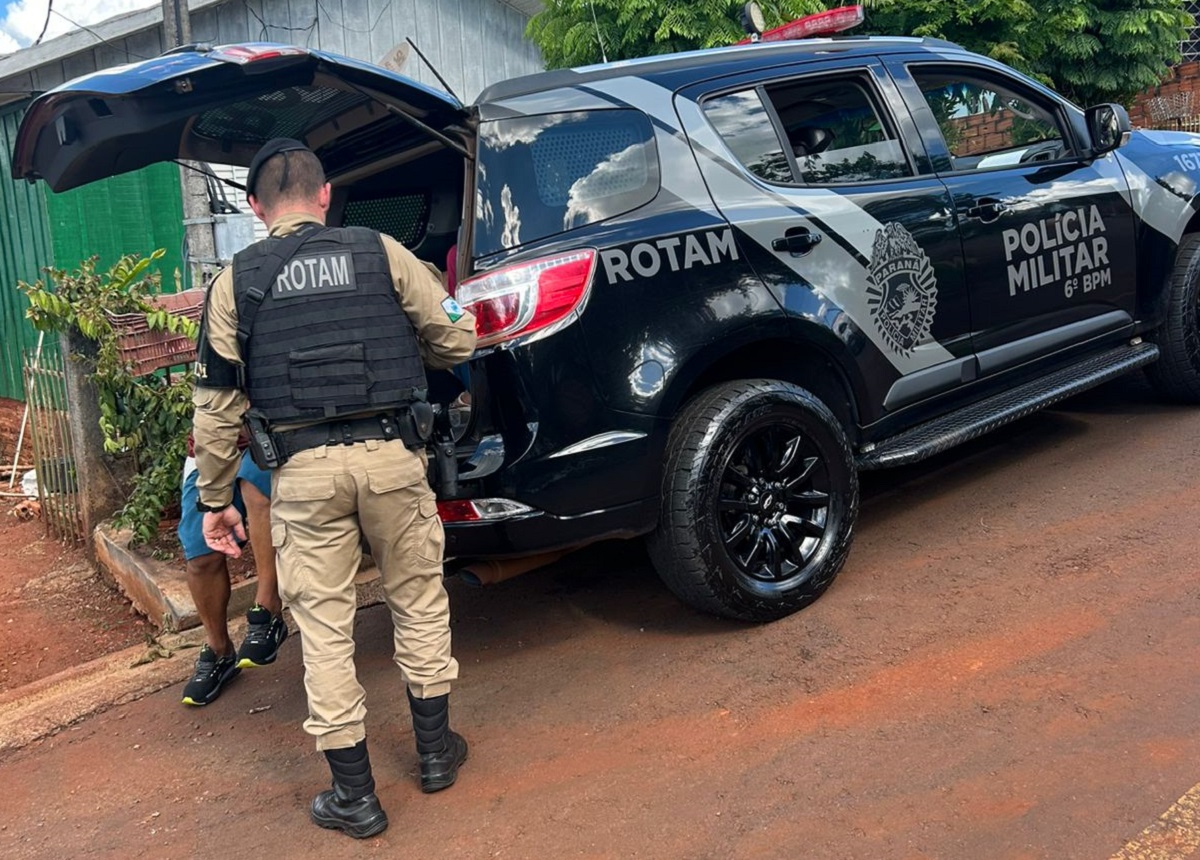 Pai e filho presos por tráfico de drogas são levados para a 10ª Central de Flagrantes de Cascavel