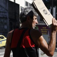 Imagem referente a Defensorias acionam Justiça por medidas para enfrentar calor no Rio