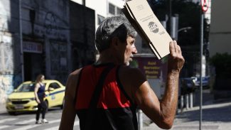Defensorias acionam Justiça por medidas para enfrentar calor no Rio