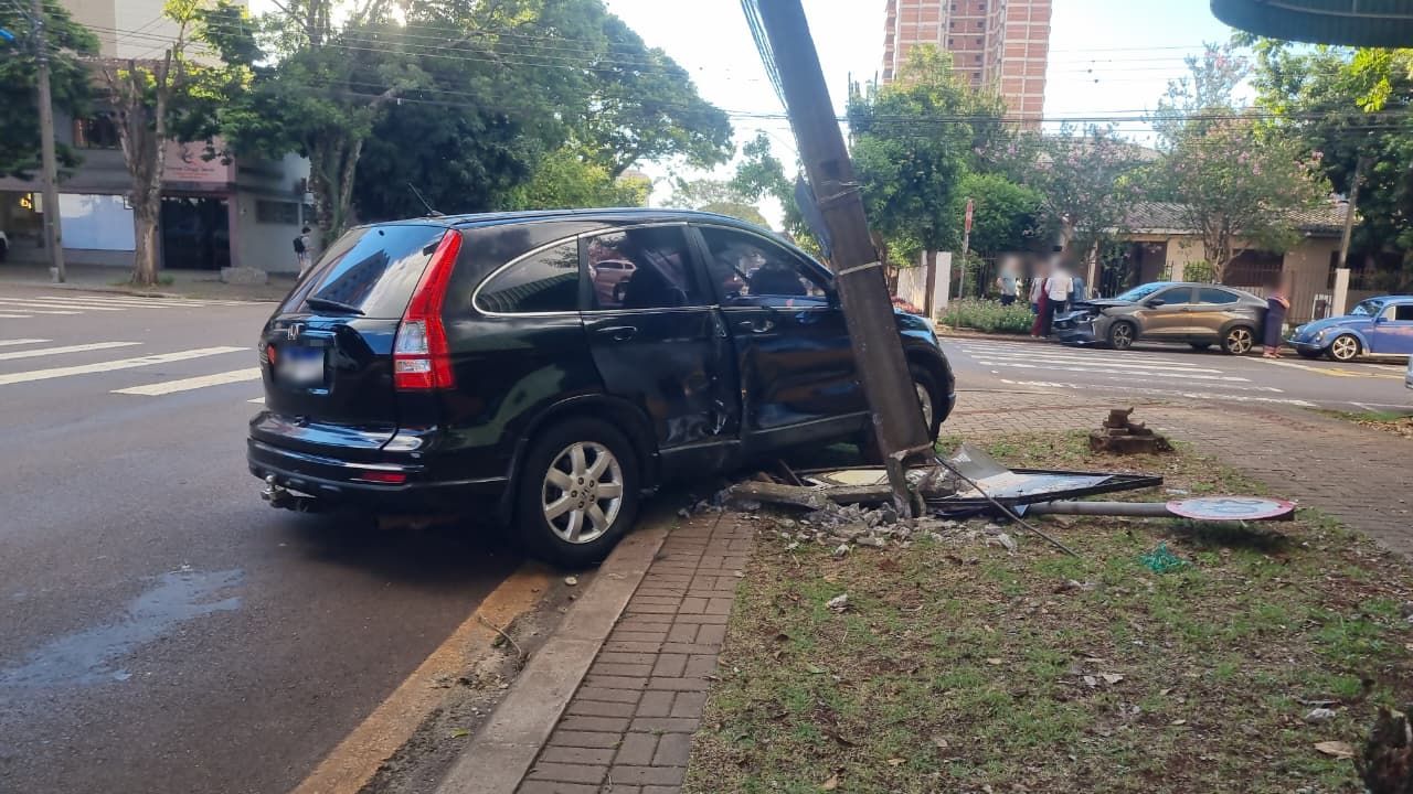 Forte colisão entre Fastback e CR-V deixa poste suspenso no Centro