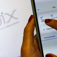 Receita Federal volta a negar taxação do Pix e alerta para golpes Imagem referente a Receita Federal volta a negar taxação do Pix e alerta para golpes