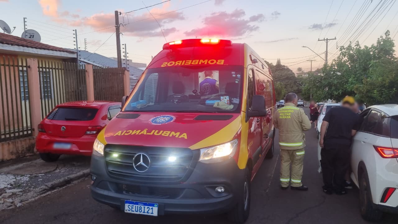 Criança é socorrida pelo Siate após colisão contra carro no Bairro Santa Felicidade