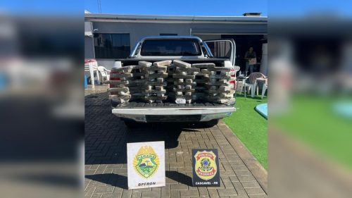 Dupla é presa com quase 44 kg de maconha e Hilux roubada em Foz do Iguaçu Dupla é presa com quase 44 kg de maconha e Hilux roubada em Foz do Iguaçu