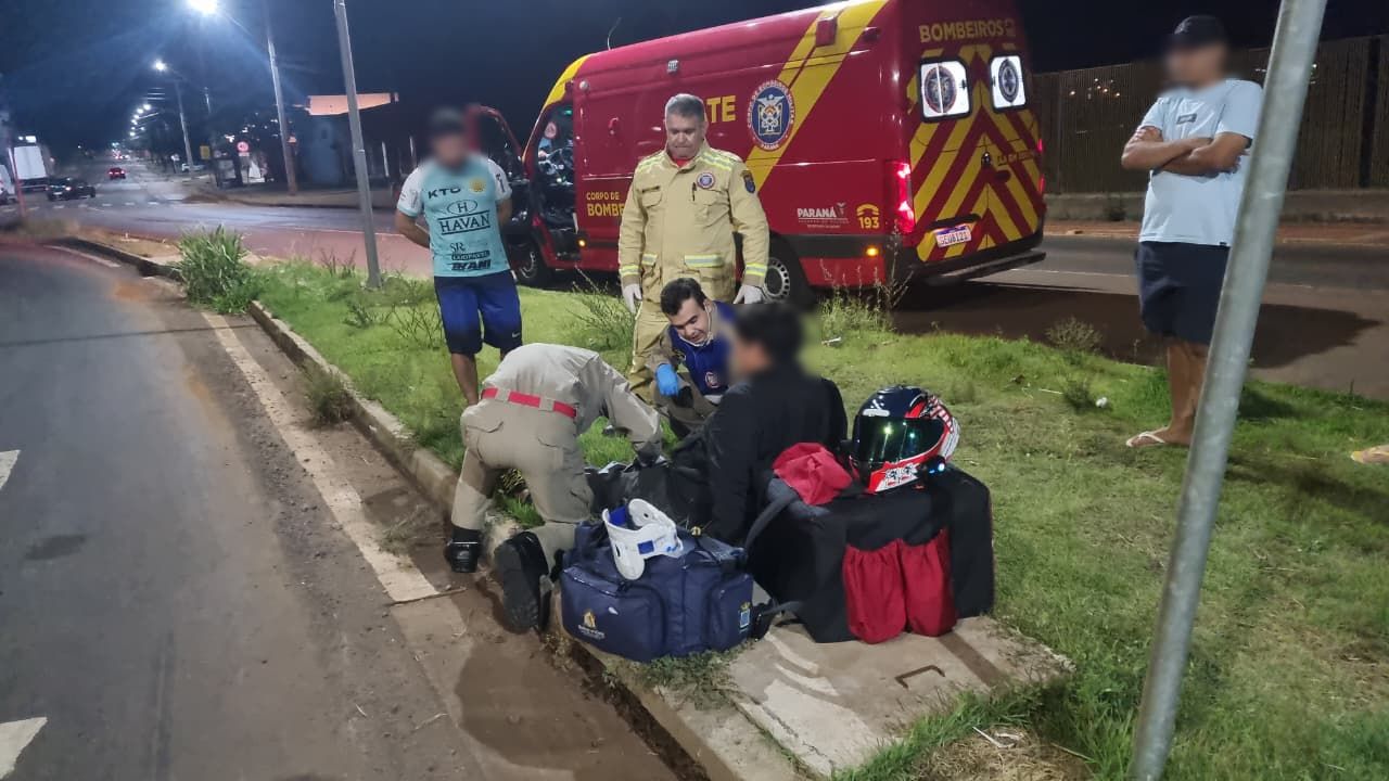 Jovem fica ferido após sofrer queda de motocicleta na Avenida Piquiri