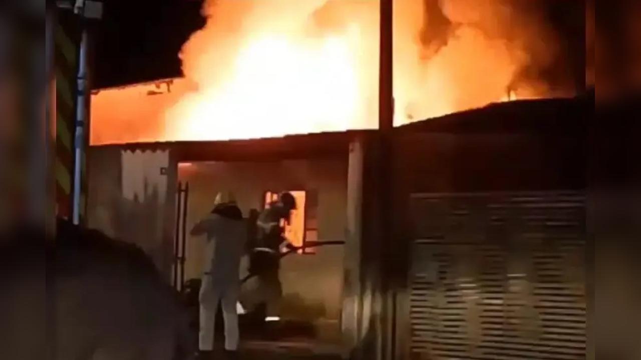 Filho toca fogo na casa após briga por drogas e família perde tudo em Apucarana