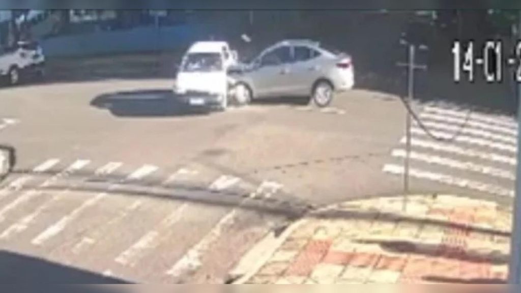 Vídeo: carro invade casa após batida e criança de 2 anos fica ferida em Maringá Vídeo: carro invade casa após batida e criança de 2 anos fica ferida em Maringá