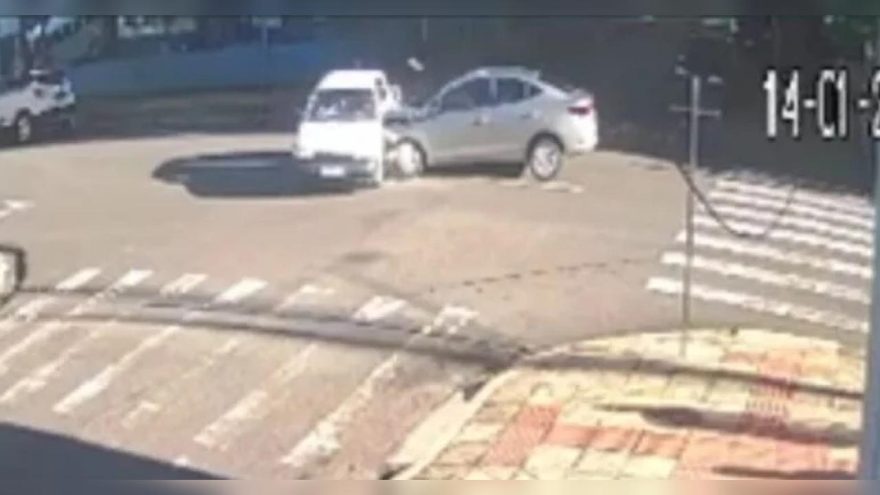 Vídeo: carro invade casa após batida e criança de 2 anos fica ferida em Maringá