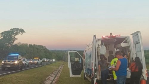 Capotamento na BR-277 deixa três pessoas feridas, uma em estado grave Capotamento na BR-277 deixa três pessoas feridas, uma em estado grave