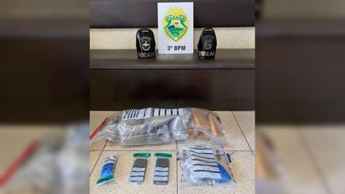 Polícia Militar apreende mais de sete quilos de maconha e detém dois homens por tráfico em Pato Branco Polícia Militar apreende mais de sete quilos de maconha e detém dois homens por tráfico em Pato Branco