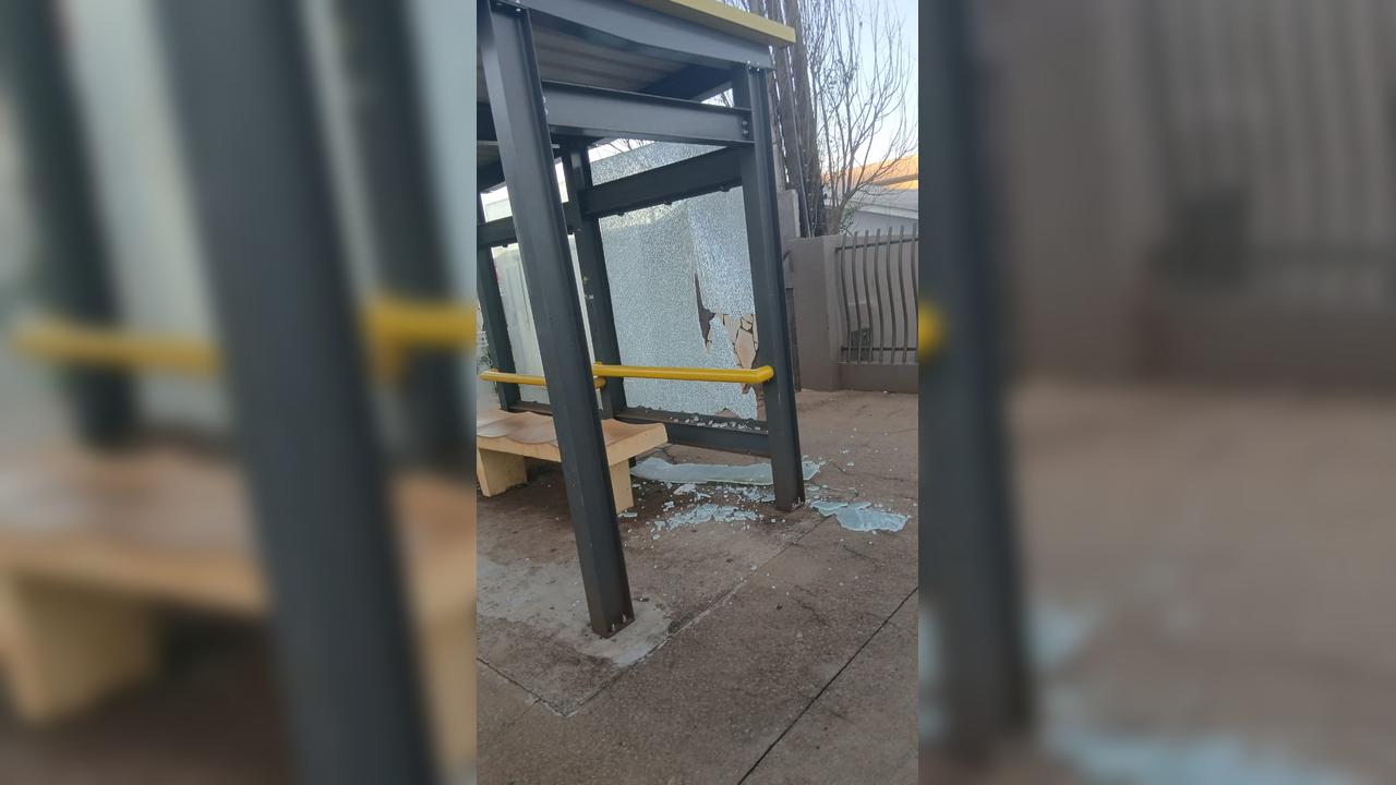 Estrutura de ponto de ônibus é encontrada destruída no bairro Cascavel Velho Estrutura de ponto de ônibus é encontrada destruída no bairro Cascavel Velho