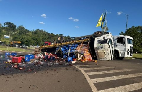 Caminhão com bebidas tomba em guincho e espalha carga em trevo Caminhão com bebidas tomba em guincho e espalha carga em trevo