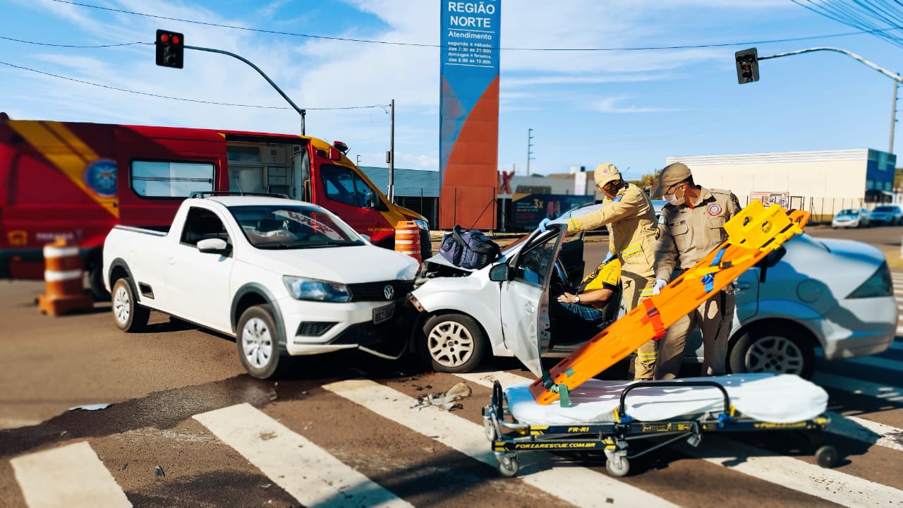 Durante conversão à esquerda, carros batem de frente na Avenida Papagaios Durante conversão à esquerda, carros batem de frente na Avenida Papagaios
