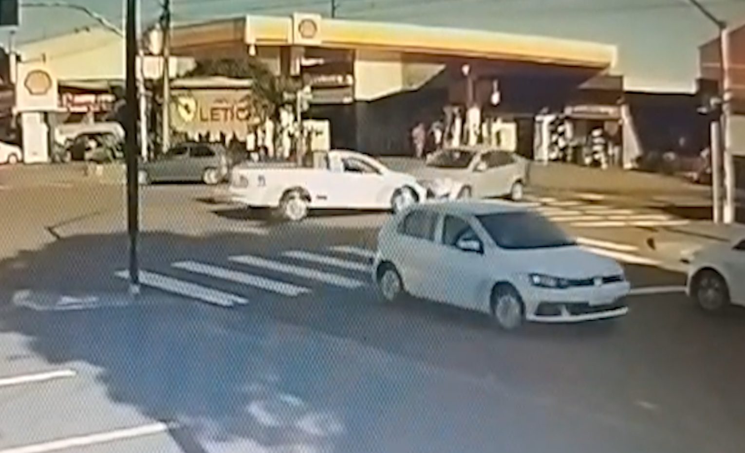 Vídeo mostra colisão frontal no cruzamento da Avenida Papagaios com Altemar Dutra Vídeo mostra colisão frontal no cruzamento da Avenida Papagaios com Altemar Dutra